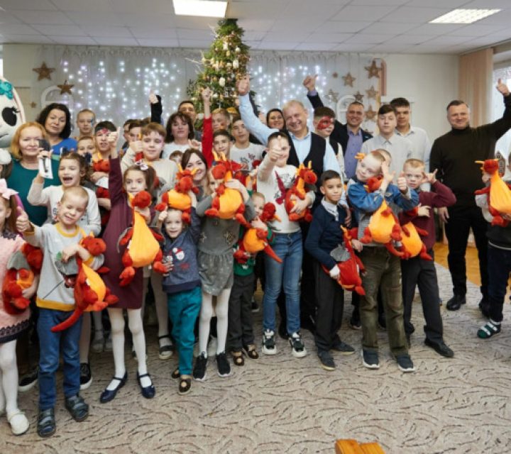 «Санта» подарила драконов особенным детям в Минске. Только посмотрите