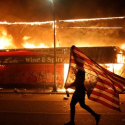 Американское общество раскалывает себя без внешнего вмешательства