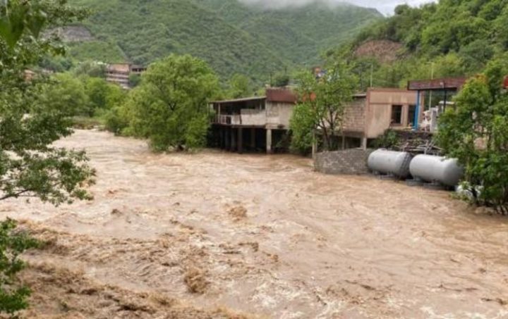 Мощное наводнение в Армении разрушает местные дороги и мосты