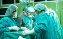 Британка-подросток пережила разрыв легкого из-за вейпа