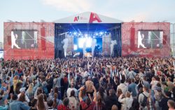 А1 отметил свой день рождения бесплатным концертом, собрав десятки тысяч зрителей