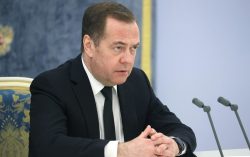 Экс-президент РФ Медведев призвал превратить жизнь США в кошмар