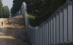 Власти Польши официально разрешили военным стрелять по беженцам на границе