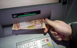 В Беларуси установили лимит на снятие наличных с карт иностранных банков