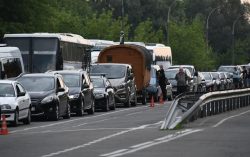 Очереди легковушек на выезд из Беларуси вновь растут