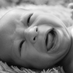 Почему трехлетка кричит громче, чем 200 взрослых?