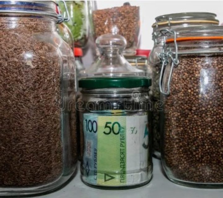 Мошенники находят легкую добычу: милиция призывает пожилых белорусов не копить наличку дома