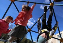 Школьники открывают весенние каникулы: где отдыхать и как заработать