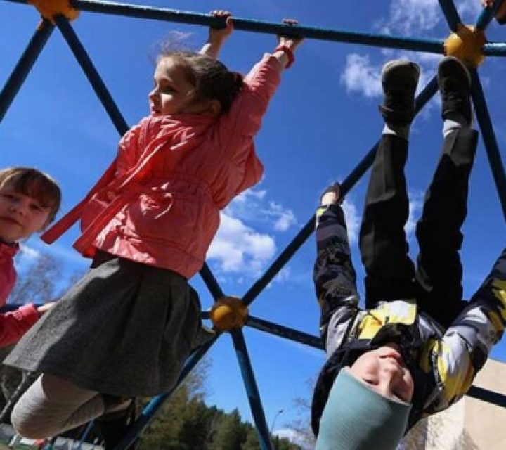 Школьники открывают весенние каникулы: где отдыхать и как заработать