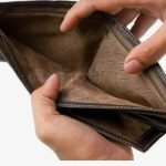 Суд запретил двум жителям Беларуси тратить собственные пенсию и зарплату