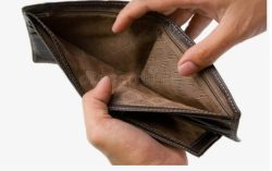 Суд запретил двум жителям Беларуси тратить собственные пенсию и зарплату