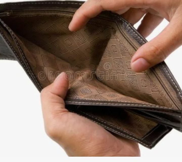 Суд запретил двум жителям Беларуси тратить собственные пенсию и зарплату