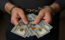 Бывший директор завода получил взятку и нанес ущерб государству в 22,8 млн рублей